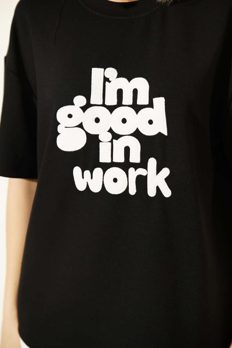 https://cdn.pazarium.com.tr/im-good-in-work-nakisli-t-shirt-siyah-745802-18-B.jpg