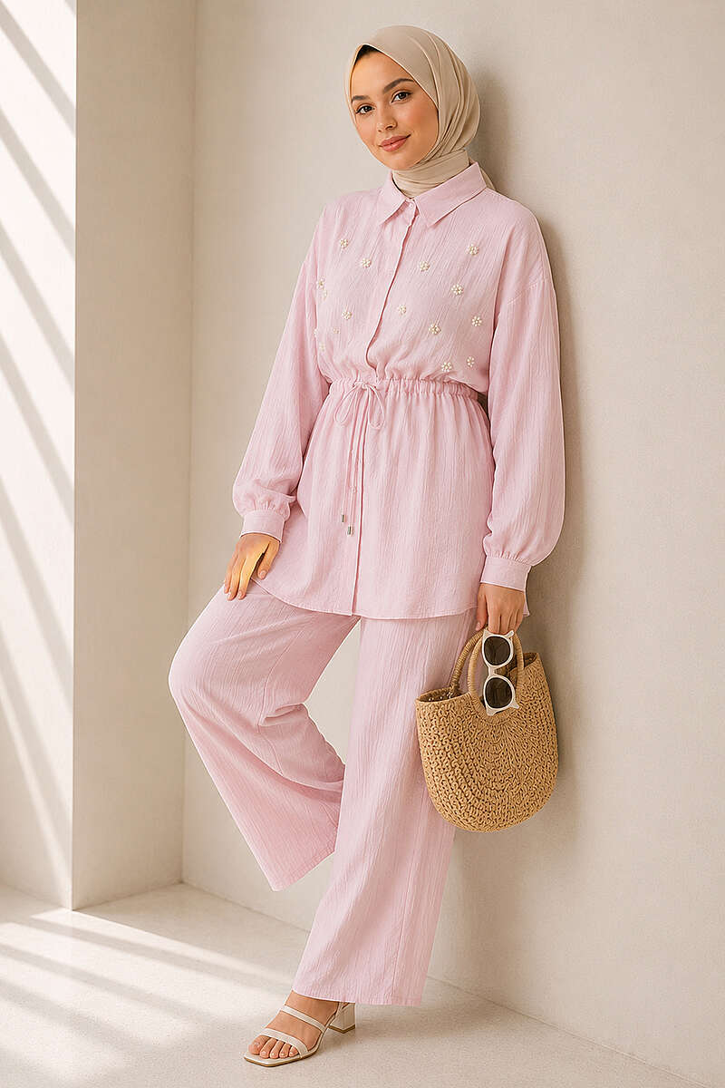 https://cdn.pazarium.com.tr/inci-cicekli-gizli-dugmeli-ikili-takim-pembe-804455-19-B.jpg