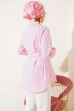 https://cdn.pazarium.com.tr/inci-detayli-belden-pileli-gomlek-pembe-642691-15-B.jpg