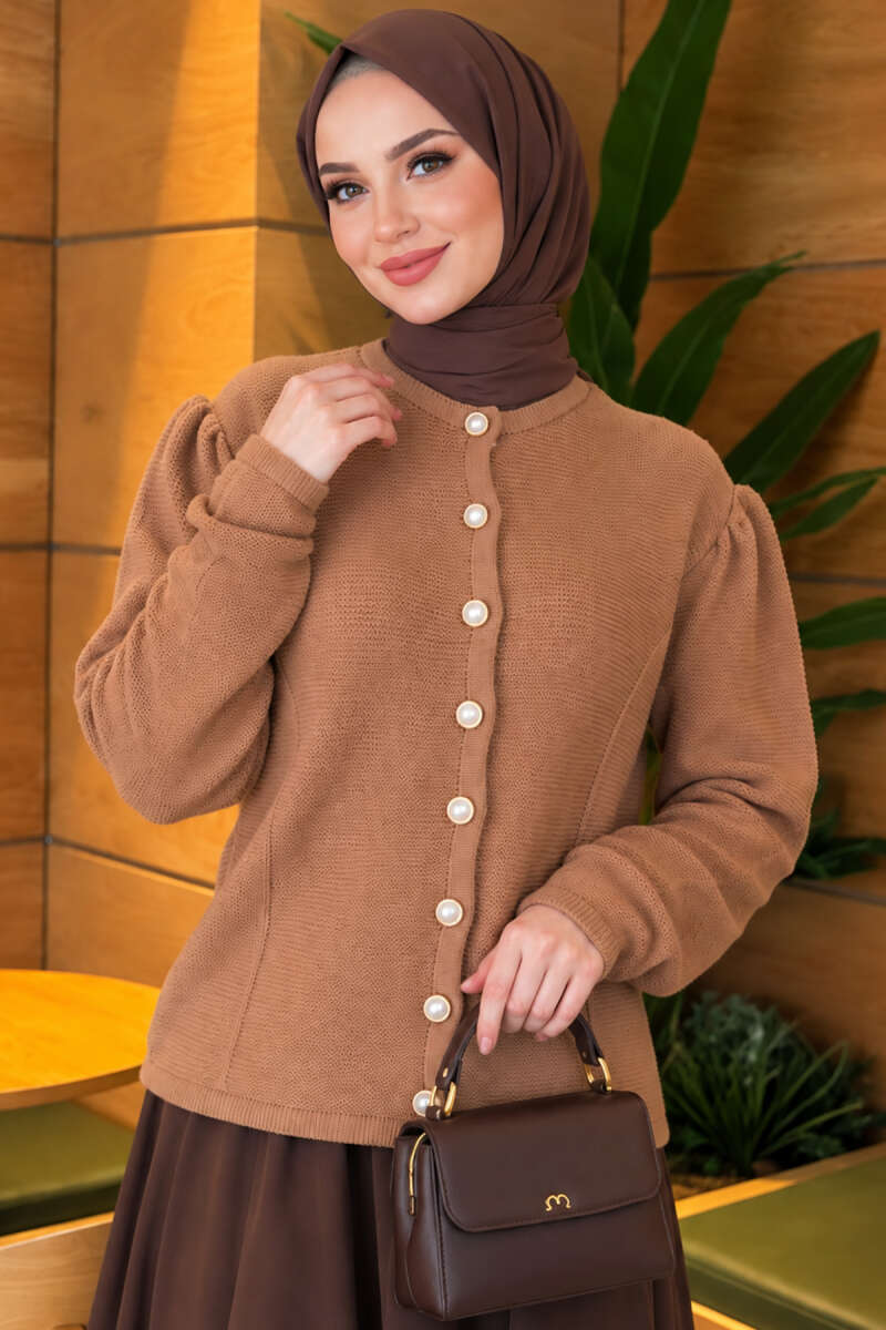 https://www.pazarium.com.tr/inci-dugme-detayli-triko-hirka-camel-831980-20-B.jpg
