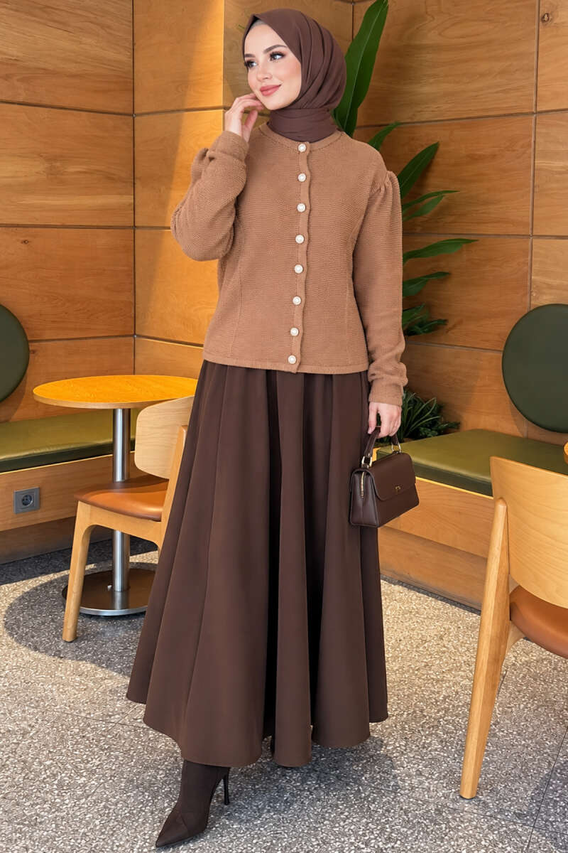 https://www.pazarium.com.tr/inci-dugme-detayli-triko-hirka-camel-831981-20-B.jpg