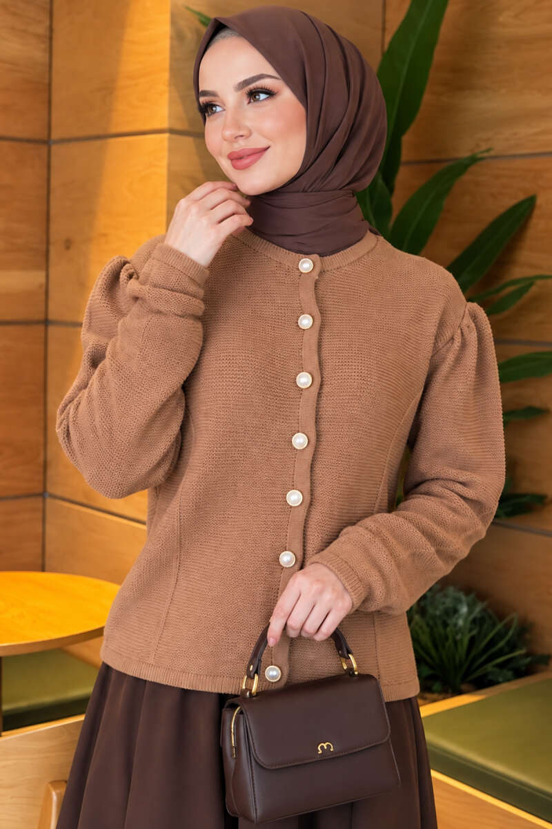 https://www.pazarium.com.tr/inci-dugme-detayli-triko-hirka-camel-831982-20-B.jpg