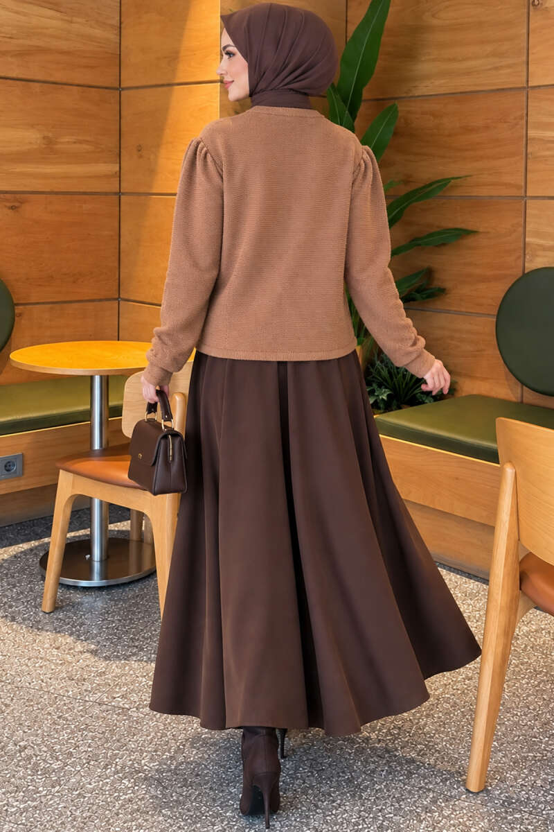 https://www.pazarium.com.tr/inci-dugme-detayli-triko-hirka-camel-831983-20-B.jpg