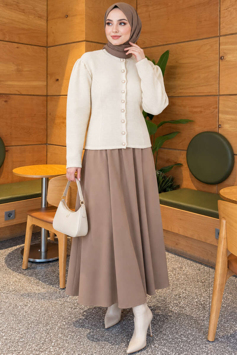 https://www.pazarium.com.tr/inci-dugme-detayli-triko-hirka-ekru-831985-20-B.jpg