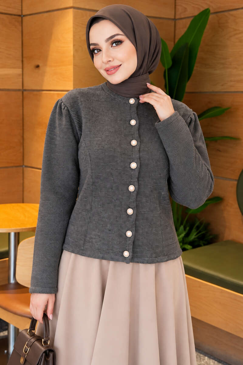 https://www.pazarium.com.tr/inci-dugme-detayli-triko-hirka-fume-831988-20-B.jpg