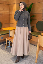 https://www.pazarium.com.tr/inci-dugme-detayli-triko-hirka-fume-831989-20-B.jpg