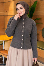 https://www.pazarium.com.tr/inci-dugme-detayli-triko-hirka-fume-831990-20-B.jpg