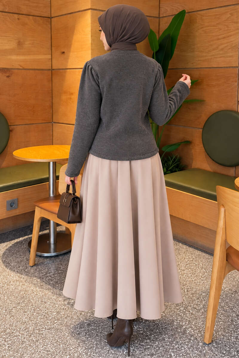 https://www.pazarium.com.tr/inci-dugme-detayli-triko-hirka-fume-831991-20-B.jpg