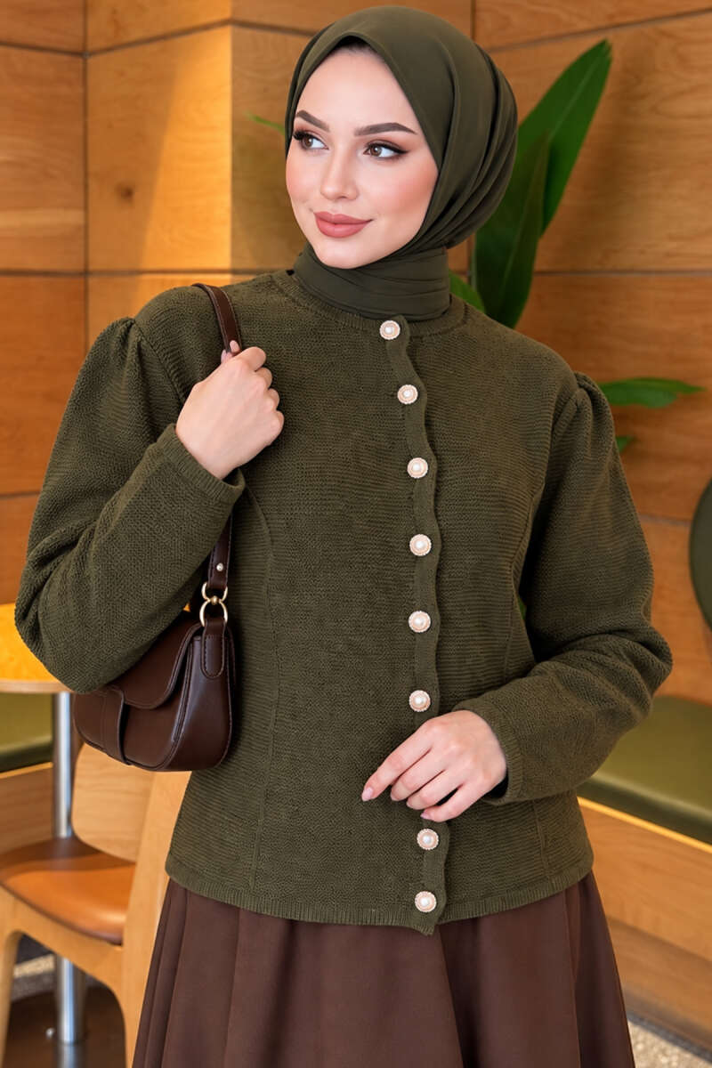 https://www.pazarium.com.tr/inci-dugme-detayli-triko-hirka-haki-831992-20-B.jpg