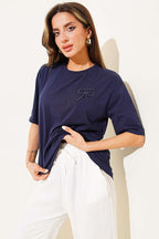 https://cdn.pazarium.com.tr/inci-fiyonk-tasli-t-shirt-lacivert-783527-19-B.jpg