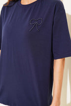 https://cdn.pazarium.com.tr/inci-fiyonk-tasli-t-shirt-lacivert-783530-19-B.jpg