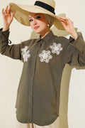 Chemise modale à broderie de fleurs perlées kaki
