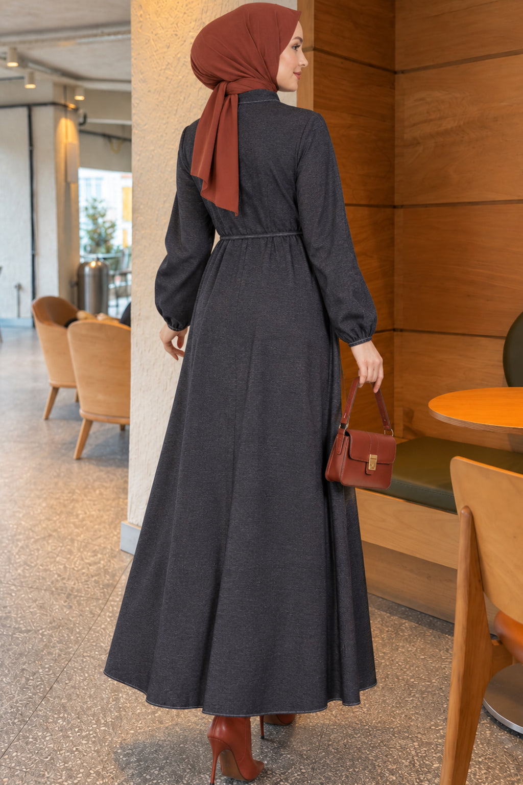 Vestido de mezclilla con pliegues frontales y cinturón de cuerda índigo