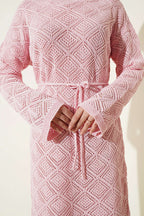 https://cdn.pazarium.com.tr/ip-kusakli-kare-ajurlu-triko-elbise-pembe-762826-18-B.jpg