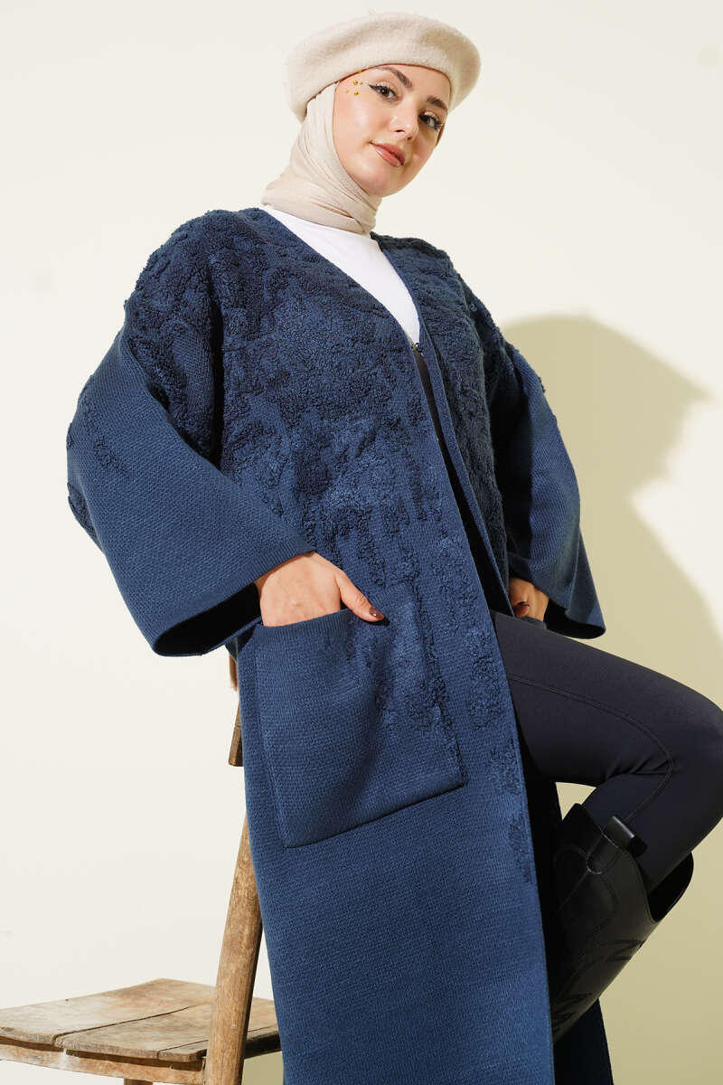 https://cdn.pazarium.com.tr/kabartmali-cepli-uzun-triko-hirka-indigo-706198-17-B.jpg