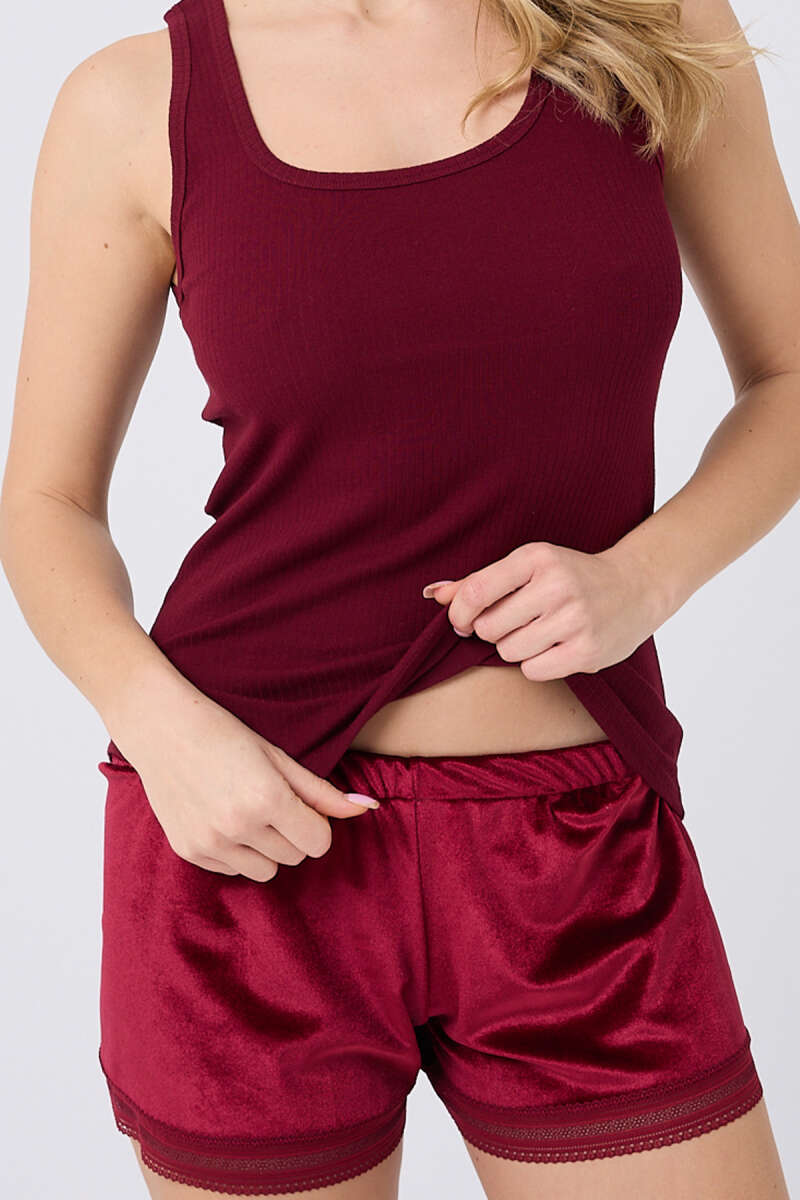 https://cdn.pazarium.com.tr/kadife-sortlu-pijama-takimi-bordo-582523-13-B.jpg