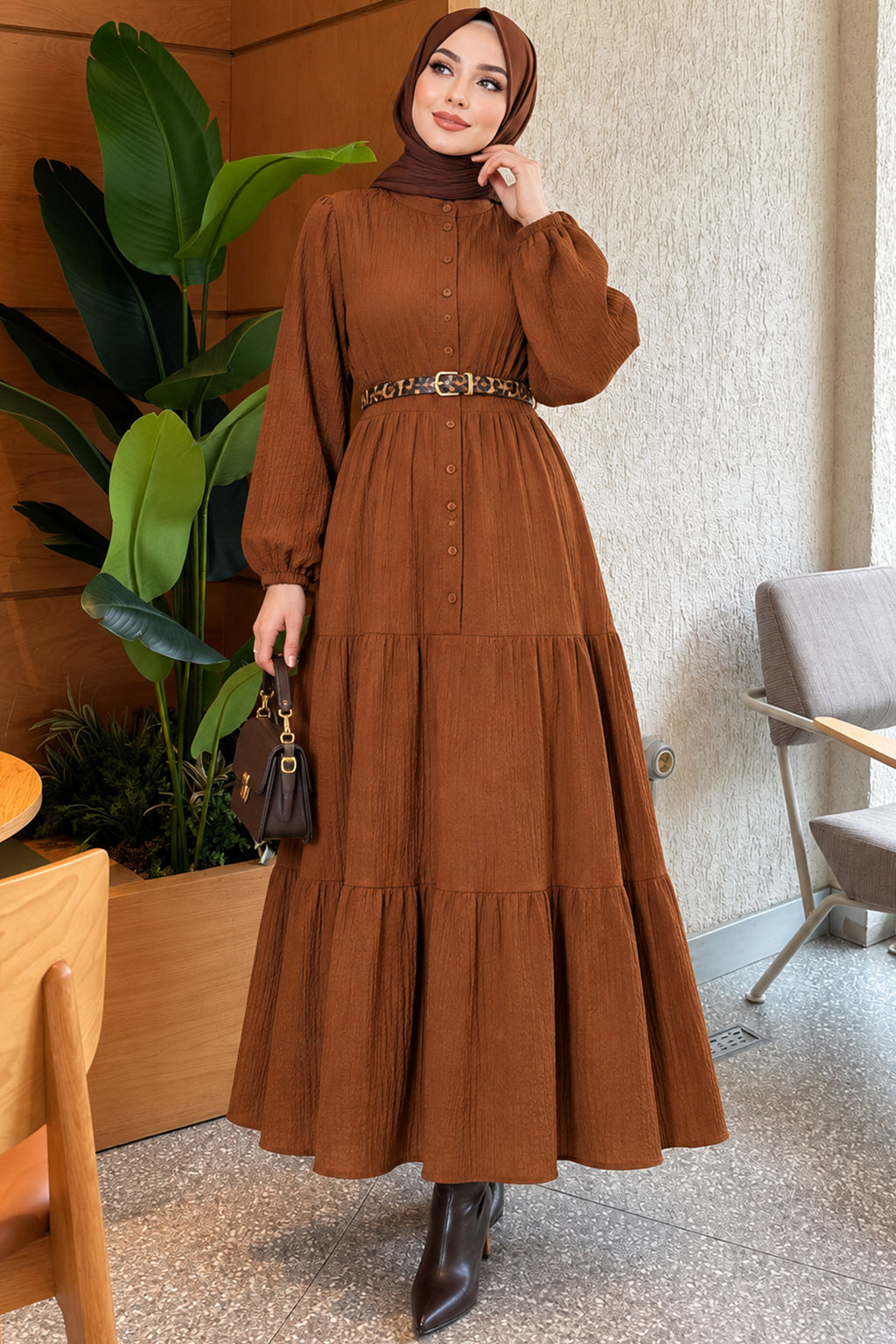 Vestido Beige con Abertura Frontal y Mangas Abullonadas