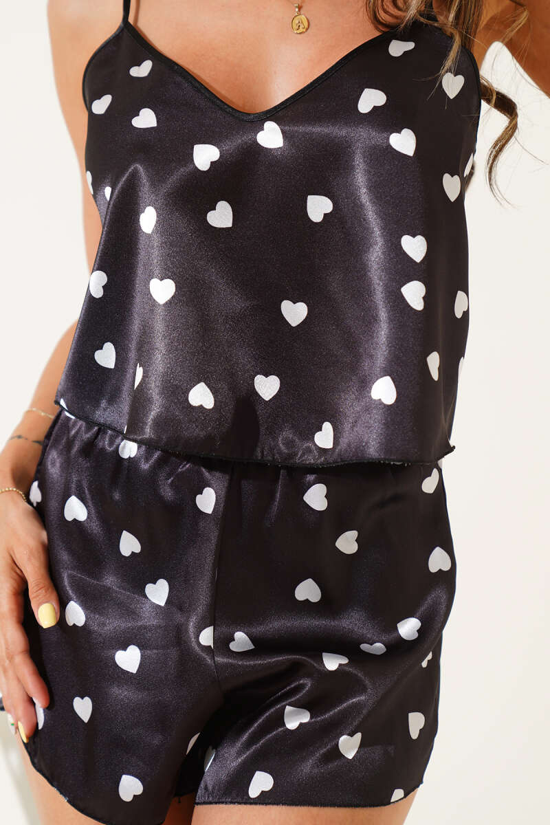 https://cdn.pazarium.com.tr/kalp-desenli-askili-saten-pijama-takimi-siyah-beyaz-638226-15-B.jpg