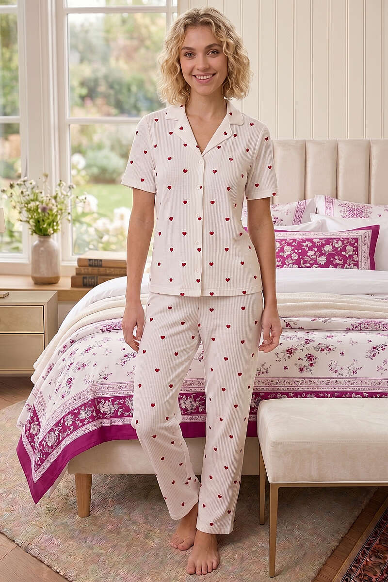 https://cdn.pazarium.com.tr/kalp-desenli-fitilli-pijama-takimi-beyaz-765137-18-B.jpg