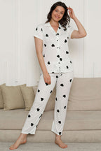https://cdn.pazarium.com.tr/kalp-desenli-kisa-kol-pijama-takim-siyah-kalpli-610789-14-B.jpg