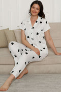 https://cdn.pazarium.com.tr/kalp-desenli-kisa-kol-pijama-takim-siyah-kalpli-610790-14-B.jpg