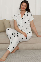 https://cdn.pazarium.com.tr/kalp-desenli-kisa-kol-pijama-takim-siyah-kalpli-610790-14-B.jpg