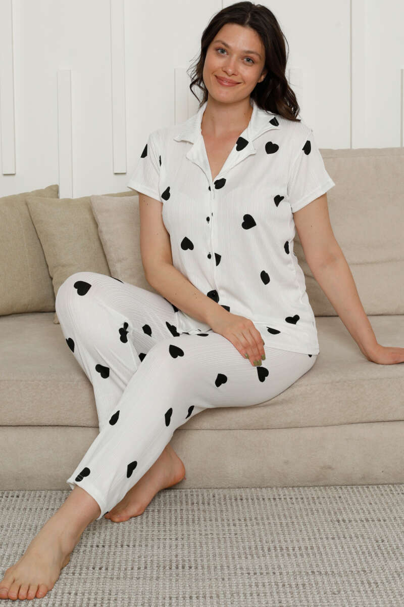 https://cdn.pazarium.com.tr/kalp-desenli-kisa-kol-pijama-takim-siyah-kalpli-610790-14-B.jpg