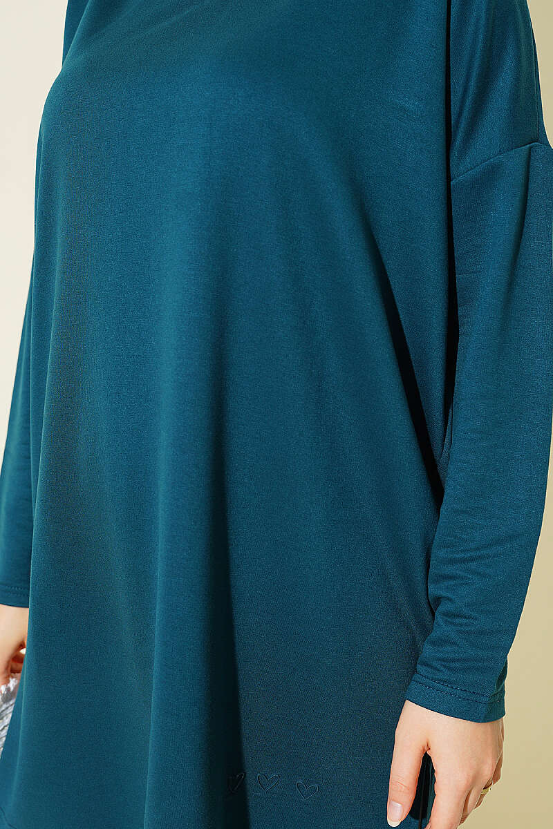 https://cdn.pazarium.com.tr/kalp-detayli-basic-tunik-petrol-801938-19-B.jpg