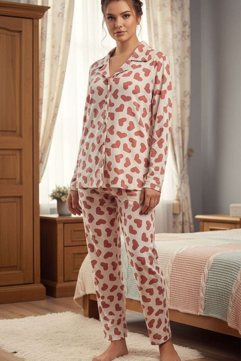 https://cdn.pazarium.com.tr/kalp-suslemeli-dugmeli-suet-pijama-takimi-beyaz-gul-kurusu-716129-17-B.jpg