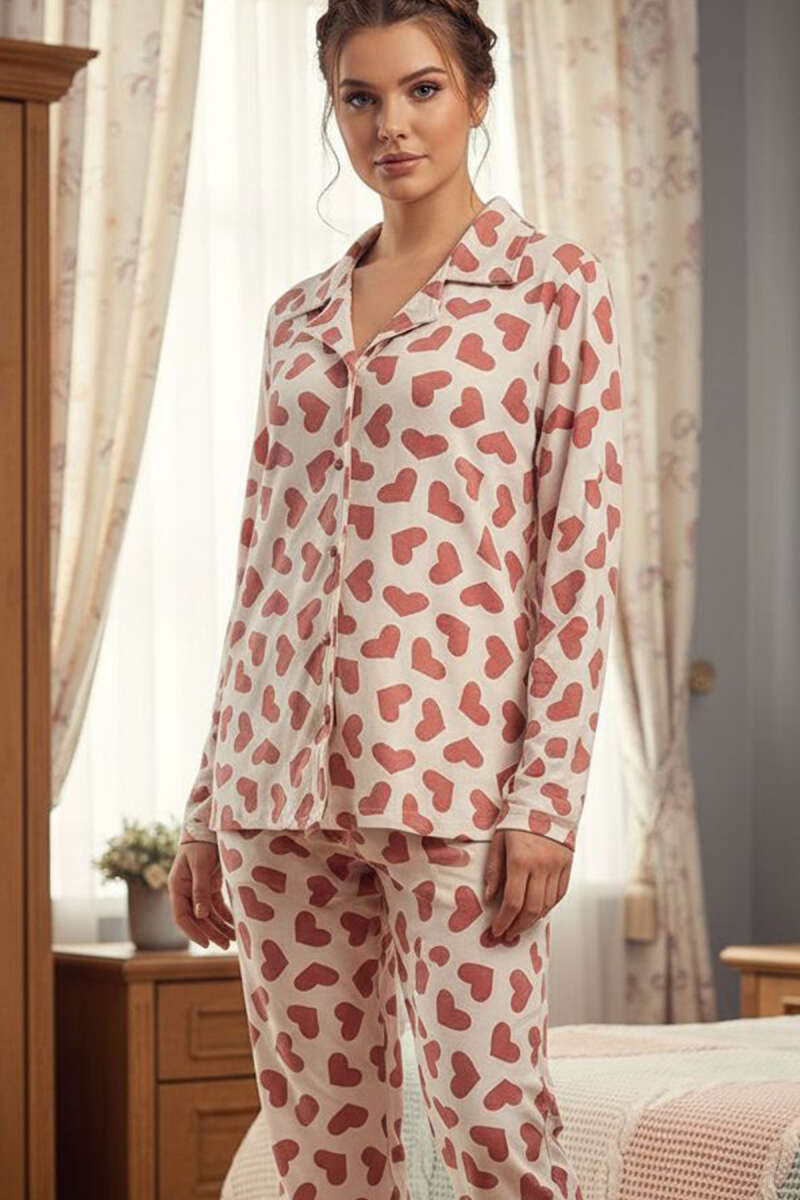 https://cdn.pazarium.com.tr/kalp-suslemeli-dugmeli-suet-pijama-takimi-beyaz-gul-kurusu-716130-17-B.jpg