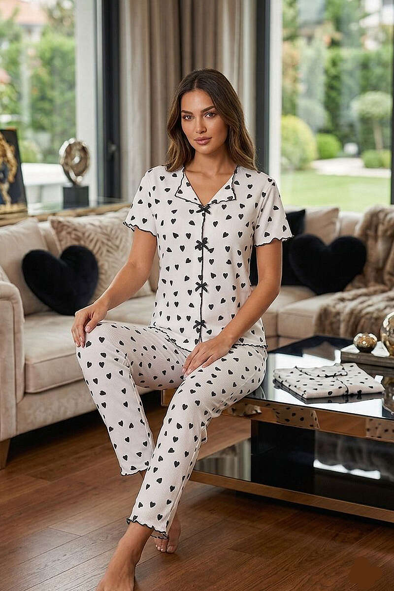 https://cdn.pazarium.com.tr/kalpli-kurdele-detayli-kisa-kollu-pijama-takimi-beyaz-799899-19-B.jpg
