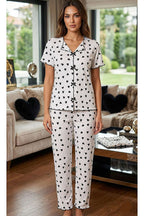 https://cdn.pazarium.com.tr/kalpli-kurdele-detayli-kisa-kollu-pijama-takimi-beyaz-799900-19-B.jpg