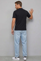 https://cdn.pazarium.com.tr/kapali-yaka-basic-erkek-t-shirt-siyah-771104-18-B.jpg