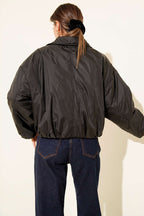 https://cdn.pazarium.com.tr/kapitone-bomber-kisa-mont-siyah-686714-16-B.jpg