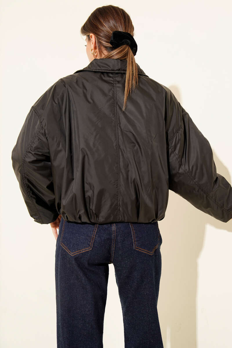 https://cdn.pazarium.com.tr/kapitone-bomber-kisa-mont-siyah-686714-16-B.jpg