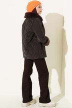 https://cdn.pazarium.com.tr/kapitone-kurk-detayli-mont-kahve-821508-20-B.jpg