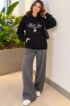 https://cdn.pazarium.com.tr/kapusonlu-baski-detayli-sweatshirt-siyah-828542-20-B.jpg