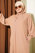 https://cdn.pazarium.com.tr/kapusonlu-cepli-orme-elbise-camel-817387-20-B.jpg