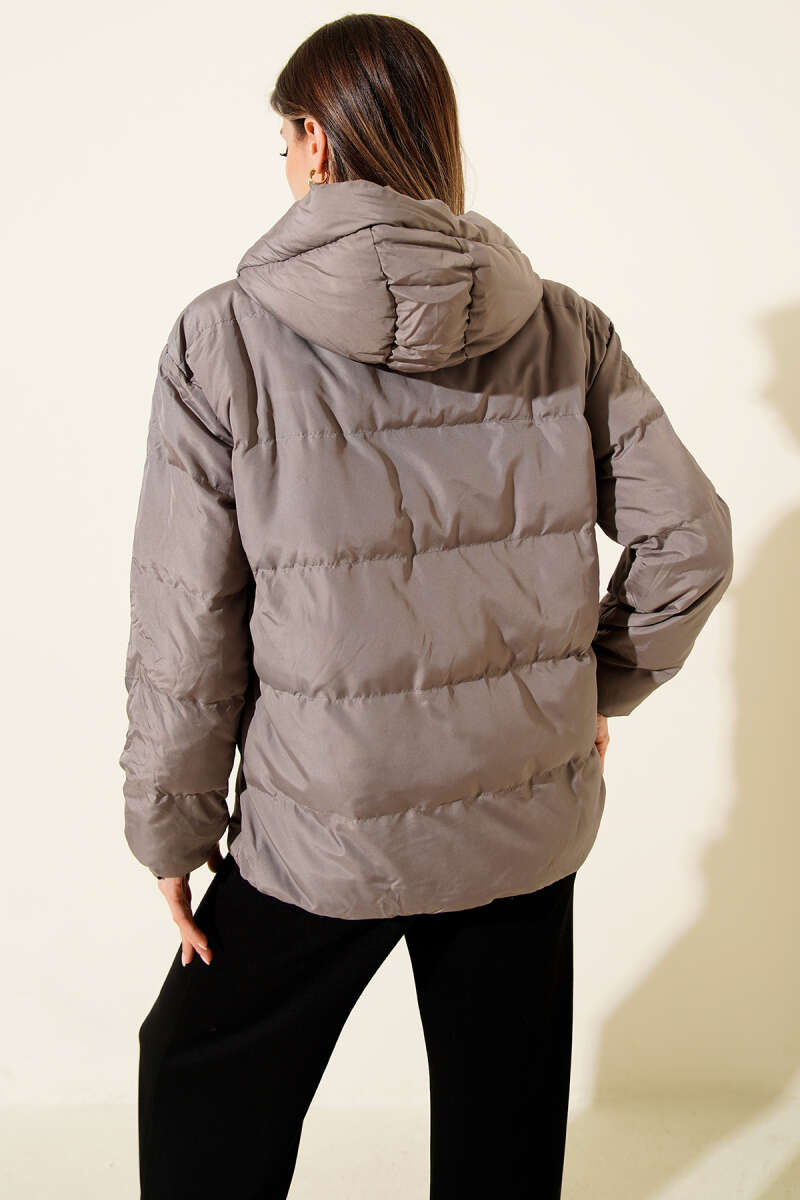 https://cdn.pazarium.com.tr/kapusonlu-fermuarli-kisa-sisme-mont-fume-698452-16-B.jpg