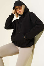 https://cdn.pazarium.com.tr/kapusonlu-kanguru-cepli-sweatshirt-siyah-714050-16-B.jpg