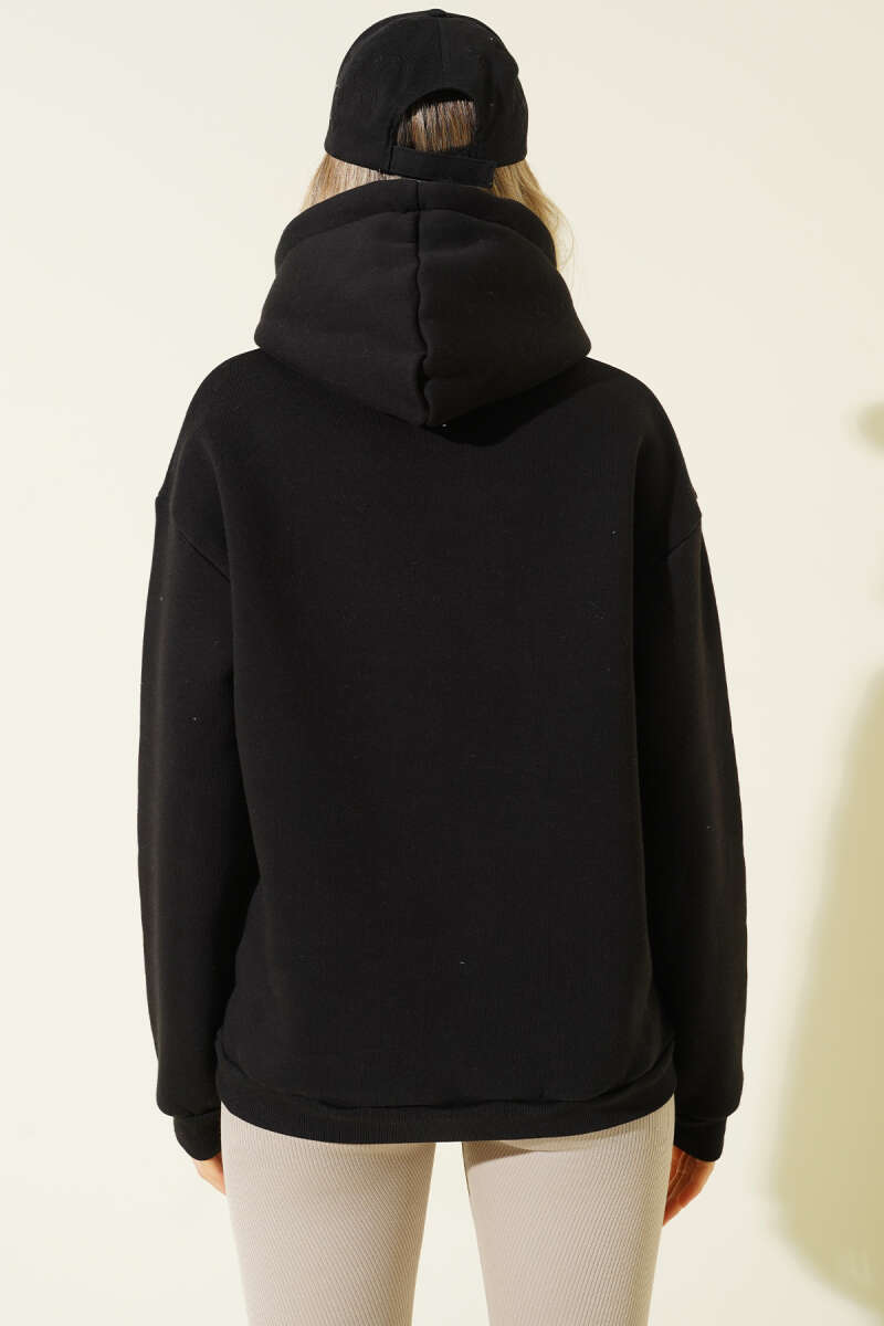 https://cdn.pazarium.com.tr/kapusonlu-kanguru-cepli-sweatshirt-siyah-714054-16-B.jpg