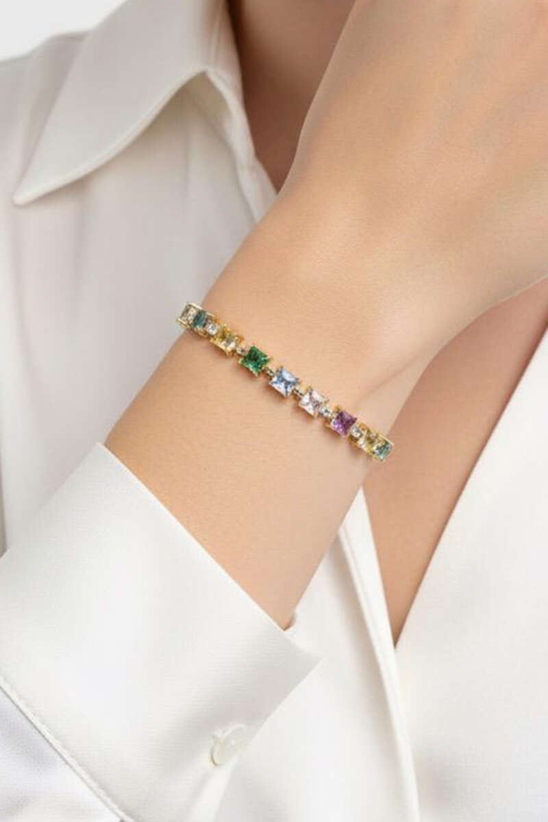 https://cdn.pazarium.com.tr/kare-renkli-tasli-bileklik-gold-689441-16-B.jpg