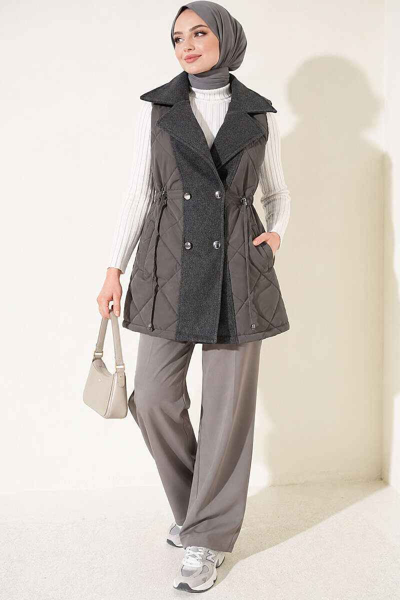 https://cdn.pazarium.com.tr/kase-garnili-kapitone-yelek-fume-840048-20-B.jpg
