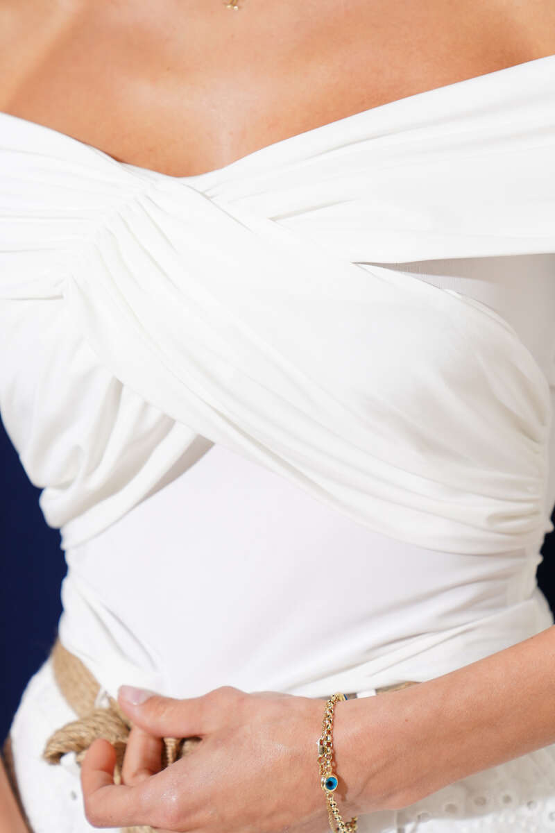 https://cdn.pazarium.com.tr/kayik-yaka-yarim-kol-sandy-bluz-ekru-596477-14-B.jpg
