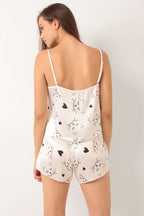 https://cdn.pazarium.com.tr/kedi-desen-askili-saten-pijama-takimi-beyaz-538381-12-B.jpg
