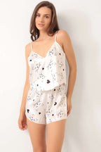 https://cdn.pazarium.com.tr/kedi-desen-askili-saten-pijama-takimi-beyaz-538382-12-B.jpg