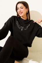 https://cdn.pazarium.com.tr/kelebek-baskili-kisa-sweatshirt-siyah-712205-17-B.jpg
