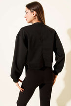 https://cdn.pazarium.com.tr/kelebek-baskili-kisa-sweatshirt-siyah-712207-17-B.jpg