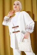https://cdn.pazarium.com.tr/kemer-baglamali-nakisli-kimono-beyaz-583229-13-B.jpg
