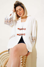 https://cdn.pazarium.com.tr/kemer-detayli-nakisli-kimono-ekru-602174-14-B.jpg